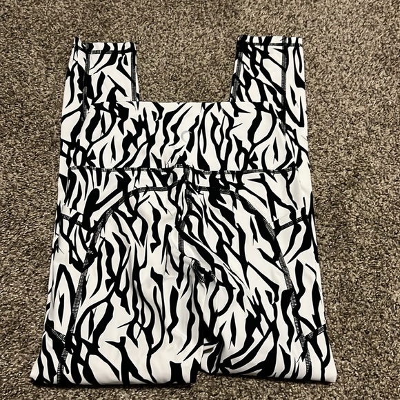 ZYIA Active Safari Pocket Brilliant Hi-Rise Leggings Womens - Picture 2 of 2